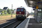 132 158 der LEG mit einem Kesselzug bei der Durchfahrt im Bahnhof Merseburg Hbf am 14.8.21