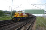 Lok 213 der MEG mit dem Kohlependel Wählitz-Buna bei der Durchfahrt im Haltepunkt Leuna Werke Süd am 1.6.22