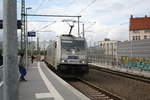 METRANS/676882/386-012-der-hhlametrans-in-der 386 012 der HHLA/Metrans in der Gterumfahrung am Hauptbahnhof Halle/Saale am 25.9.19
