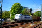 METRANS/872283/386-021-von-metrans--hhla 386 021 von METRANS / HHLA mit einen Gterzug bei der Durchfahrt im Bahnhof Dresden Hbf am 12.4.24