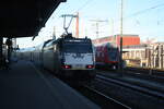 146-01 vom Metronom verlässt den Bahnhof Bremen Hbf in Richtung Hamburg Hbf am 20.12.21