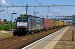 Am 26 Juni 2012 durcheilt ERS Railways 189 098 mit ein KLV Lage Zwaluwe.