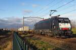 MRCE Dispolok/759211/rfo-189-101-zieht-am-8 RFO 189 101 zieht am 8 Dezember 2021 ein eher schlicht beladener Containerzug durch Tilburg-Reeshof.