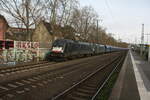 ES 64 U2 -026 mit ES 64 U2 - XXX von MRCE mit einen Güterzug bei der Durchfahrt im Bahnhof Köln Süd am 2.4.22