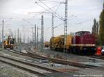 204 347-9 (202 347) der MTEG im Bauzugverkehr und ein 2-Wege-Bagger in der Güterumfahrung in Halle (Saale) am 4.11.16