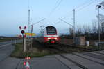 ostdeutsche-eisenbahngesellschaft-odeg/684377/4746-056556-der-oebb--odeg 4746 056/556 der BB / ODEG als RE9 mit ziel Rostock Hbf passiert am 28.12.19 den Bahnbergang Zirkow-Hof.