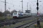 4746 801 verlässt als RE9 mit ziel Ostseebad Binz den Bahnhof Stralsund Hbf am 21.12.20