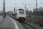 4746 303 verlsst als RE10 mit ziel Zssow den Bahnhof Stralsund Hbf am 21.12.20