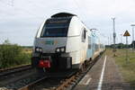 4746 305 der ODEG als RE9 mit Ziel Rostock Hbf im Bahnhof Altefhr (Rgen) am 27.7.21