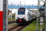 ostdeutsche-eisenbahngesellschaft-odeg/872318/4746-305805-der-odeg-verlaesst-als 4746 305/805 der ODEG verlsst als RE9 mit ziel Sassnitz den Bahnhof Bergen auf Rgen am 15.4.24