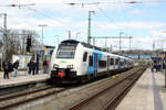 4746 307/807 der ODEG als RE9 von Ostseebad Binz kommend mit ziel Stralsund Hbf bei der Einfahrt in den Bahnhof Bergen auf R�gen am 20.4.24