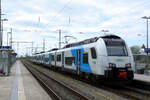 4746 307/807 der ODEG verl�sst als RE9  mit ziel Stralsund Hbf den Bahnhof Bergen auf R�gen am 20.4.24