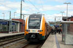 3462 017/517 der ODEG verl�sst als RE9 mit ziel Ostseebad Binz den Bahnhof Bergen auf R�gen am 20.4.24