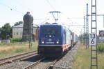 187 317 von Raildox mit einem Güterzug bei der Durchfahrt im Bahnhof Merseburg Hbf am 14.8.21