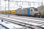 Am 18 Jänner 2013 treft Railpool 186 110 mit zwei Getreidewagen in Nijmegen Centraal ein.