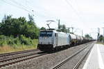 RAILPOOL/709707/186-437-mit-einen-kesselzug-bei 186 437 mit einen Kesselzug bei der Durchfahrt in Niemberg am 30.7.20