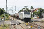 RAILPOOL/743234/186-298-mit-einem-kesselzug-bei 186 298 mit einem Kesselzug bei der Durchfahrt im Bahnhof Niemberg am 5.7.21
