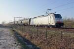 RailPool 186 105 zieht ein Kesselwagenzug durch Tilburg-Reeshof am Abend von 10 März 2022.