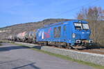 248 051 der RBP ist mit einem Öler bei Thüngersheim in Richtung Würzburg Hbf fahrend am Fotografen vorbei gekommen.  30.11.2024