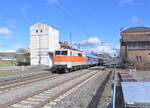 Mit einem Fanzug aus Ingolstadt kommend ist die 111 185 in Eubigheim gen Mannheim Hbf unterwegs.