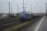 145 087 von SRI Rail Invent mit einem Kesselzug bei der durchfahrt im Bahnhof Stralsund Hbf am 21.12.20