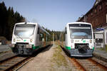 Vogtlandbahn/862099/vt-566-und-vt-150-der VT 566 und VT 150 der vogtlandbahn als RB1 mit ziel Sokolov und als RB5 mit ziel Mehltheuer im Bahnhof Zwotental am 30.3.24