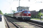 WFL/783417/232-601-der-wfl-mit-243 232 601 der WFL mit 243 005 am zugschluss im Bahnhof Ortrand am 14.5.22