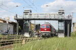 232 601 der WFL mit 243 005 am Zugschluss bei der Einfahrt in den Bahnhof Ortrand am 14.5.22