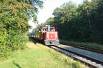 Lok Aurich der Borkumer Kleinbahn unterwegs zum Inselbahnhof Borkum am 25.8.19