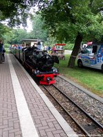 03 002 der Leipziger Parkbahn beim einfahren in den Bahnhof Auensee am 6.8.16