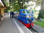 Die Akkulok der Leipziger Parkbahn mit einem Personenwagen und 2 Flachwagen im Bahnhof Auensee am 6.8.16