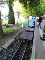 Die Akkulok der Leipziger Parbahn mit einem Personenwagen und 2lachwagen im Bahnhof Auensee am 6.8.16