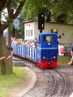 Die Akkulok der Leipziger Parkbahn am Zugschluss bein des Bahnhofs Auensee am 7.8.16