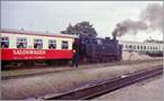 Eine Molli Dampflok rangiert in Bad Doberan ihren DR Salonwagen an den Zug.