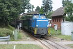 rugensche-baderbahn-qrasender-rolandq-rubb/747762/251-901-und-99-4802-von 251 901 und 99 4802 von Lauterbach Mole kommend bei der Einfahrt in den Bahnhof Putbus am 26.7.21