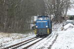 251 901 mit 99 4632 von Lauterbach Mole kommend bei der Einfahrt in den Bahnhof Putbus am 28.12.21