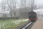 rugensche-baderbahn-qrasender-rolandq-rubb/771544/mh53-mit-dem-sonderzug-im-bahnhof Mh53 mit dem Sonderzug im Bahnhof Garftitz am 30.12.21