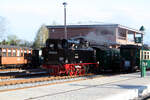 99 4011 beim Rangieren im Bahnhof Putbus am 17.4.24
