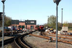 251 901 mit einen Foto-G�terzug bei der Einfahrt in den Endbahnhof Putbus am 17.4.25