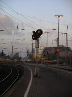 Signale/310862/ein-signal-im-neusser-hbf-auf Ein Signal im Neusser HBF auf Gleis 4 die Züge kommen aber nicht von hinten sondern von vorne. 15.11.13