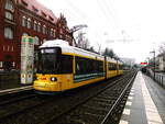 bvg/604741/wagen-1567-der-bvg-an-der Wagen 1567 der BVG an der Haltetelle S+U Frankfurter Allee am 22.3.18