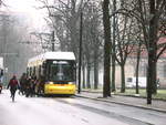 Tram der BVG stand als M13 an einer Haltestelle am 22.3.18