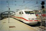 BR 401/858893/der-ice-nach-hamburg-verlaesst-wien Der ICE nach Hamburg verlsst Wien West Bahnhof. 

Analogbild vom 1. Mai9 2001