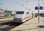 BR 401/858894/ein-db-ice-nach-hamburg-wartet Ein DB ICE nach Hamburg wartet in Wien Westbahnhof auf die Abfahrt. 

Analogbild vom 1. Mai 2001  