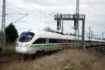 411 XXX mit ziel Ostseebad Binz bei der Einfahrt in den Bahnhof Bergen auf R�gen am 20.4.24