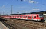 Zwei Triebzüge der Baureihe 420 stehen im März 2014 in Hanau Hbf als S-Bahn Richtung Frankfurt(Main) bereit.