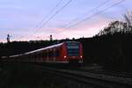 Nachschuß auf einen verspäteten S1 Zug der an dem Abend dreiteilig unterwegs war und hier gerade die Haltestelle Neckarburken an der Kbs 808 gen Mosbach Baden verlässt. 21.11.2023