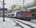 Die SBB Cargo Re 420 346-9 (Re 4/4 II 11346) ist mit den zwei leider ziemlich versuddelten DB S-Bahn Stuttgart Triebzügen 430 213 und 430 209 auf dem Weg nach Villeneuve und wartet in Lausanne auf die Weiterfahrt.

21. Nov. 2021