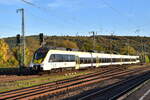 Das ist jetzt das dritte neue Betreiberlogo auf dem 8442 323 das ich erleben. Erst fuhr Abellio BW den Zug. Nach der Pleite ging er an die landesweiten SWEG und nun ist er mit DBAG Keks unterwegs. Samstag den 18.10.2025