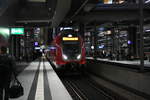 445 005 als RE5 mit ziel Rostock Hbf im Bahnhof Berlin Hbf (Tief) am 23.12.19